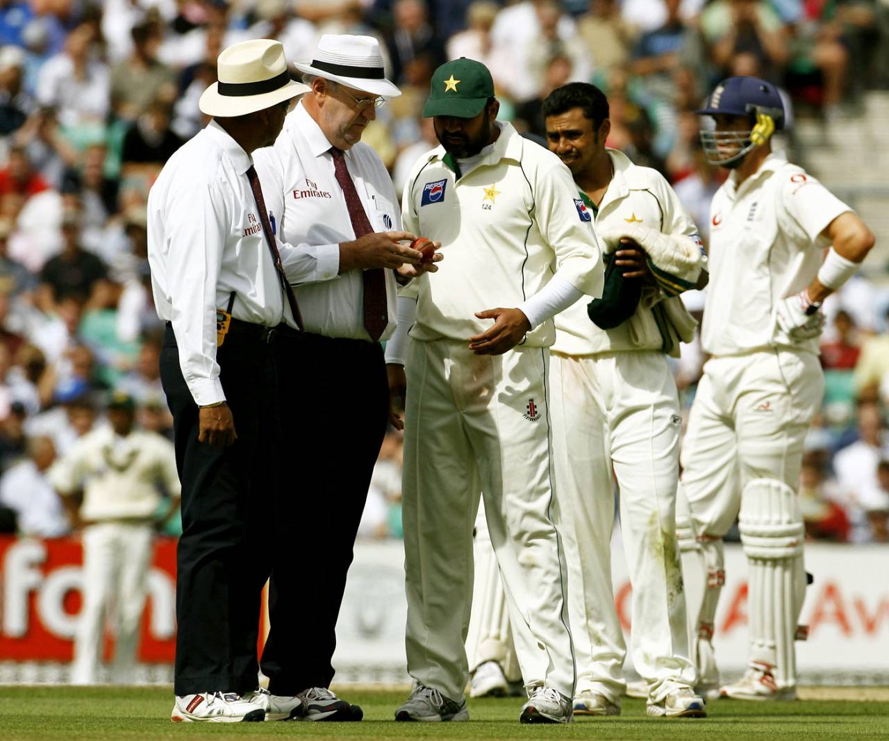 Darrell Hair and Inzamam-ul-Haq examine the ball, England v Pakistan, 4th Test, The Oval, August 20, 2006