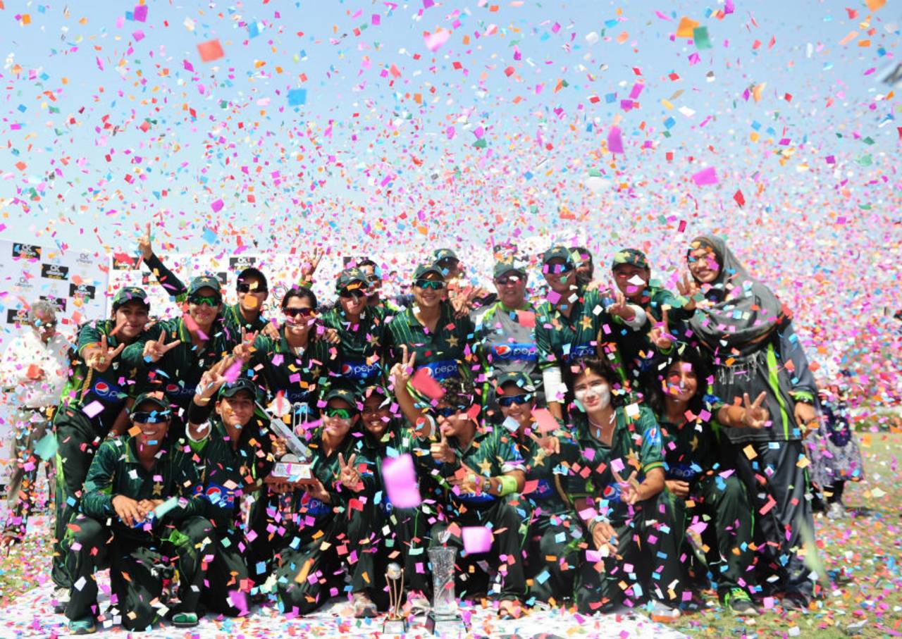 Pakistan women with the trophy, Pakistan v Bangladesh, 2nd women's T20I, Karachi, October 1, 2015