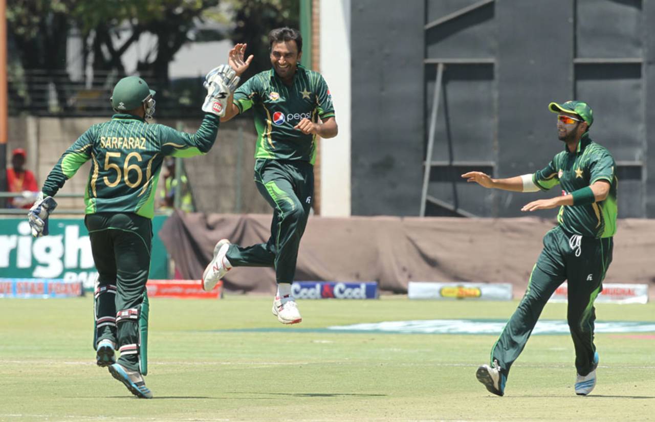 Pakistan stand-in captain Sarfraz Ahmed let Bilal Asif bowl 10 overs on the trot, Zimbabwe v Pakistan, 3rd ODI, Harare, October 5, 2015