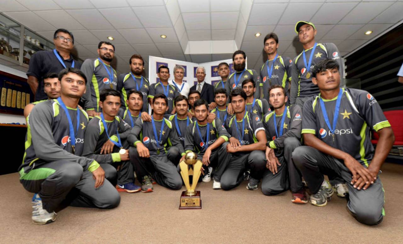 Pakistan Under-19 team with Sir Garfield Sobers, Colombo, October 25, 2015