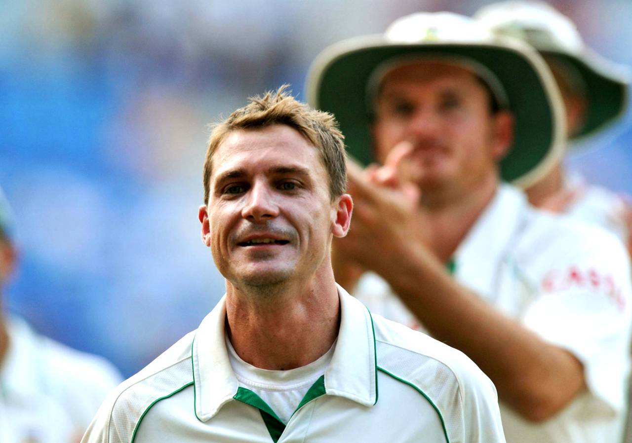 Dale Steyn walks off to applause after South Africa's innings win, India v South Africa, 1st Test, Nagpur, 4th day, February 9, 2010