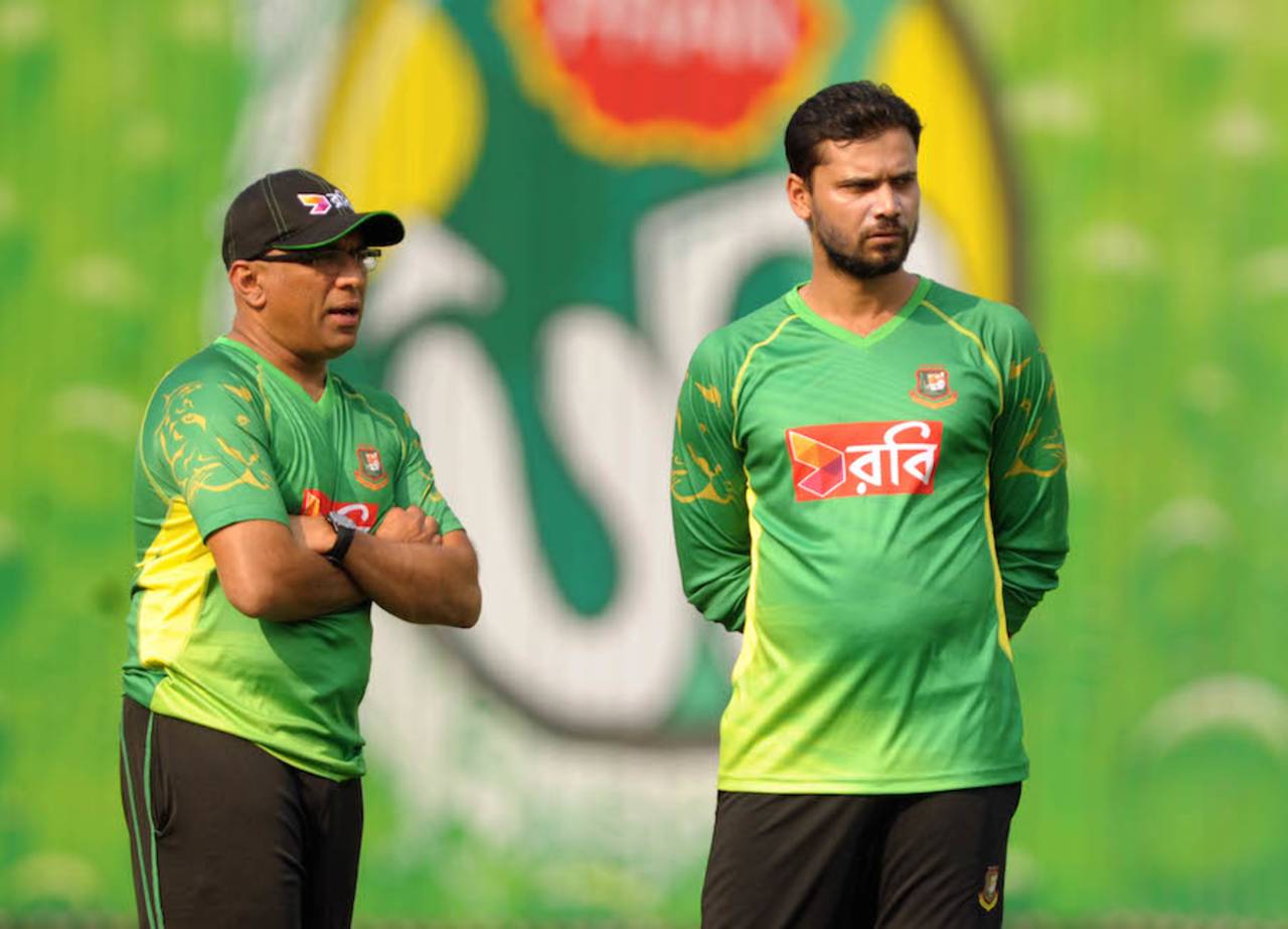 Chandika Hathurusingha and Mashrafe Mortaza have a chat in the nets, Dhaka, November 4, 2015
