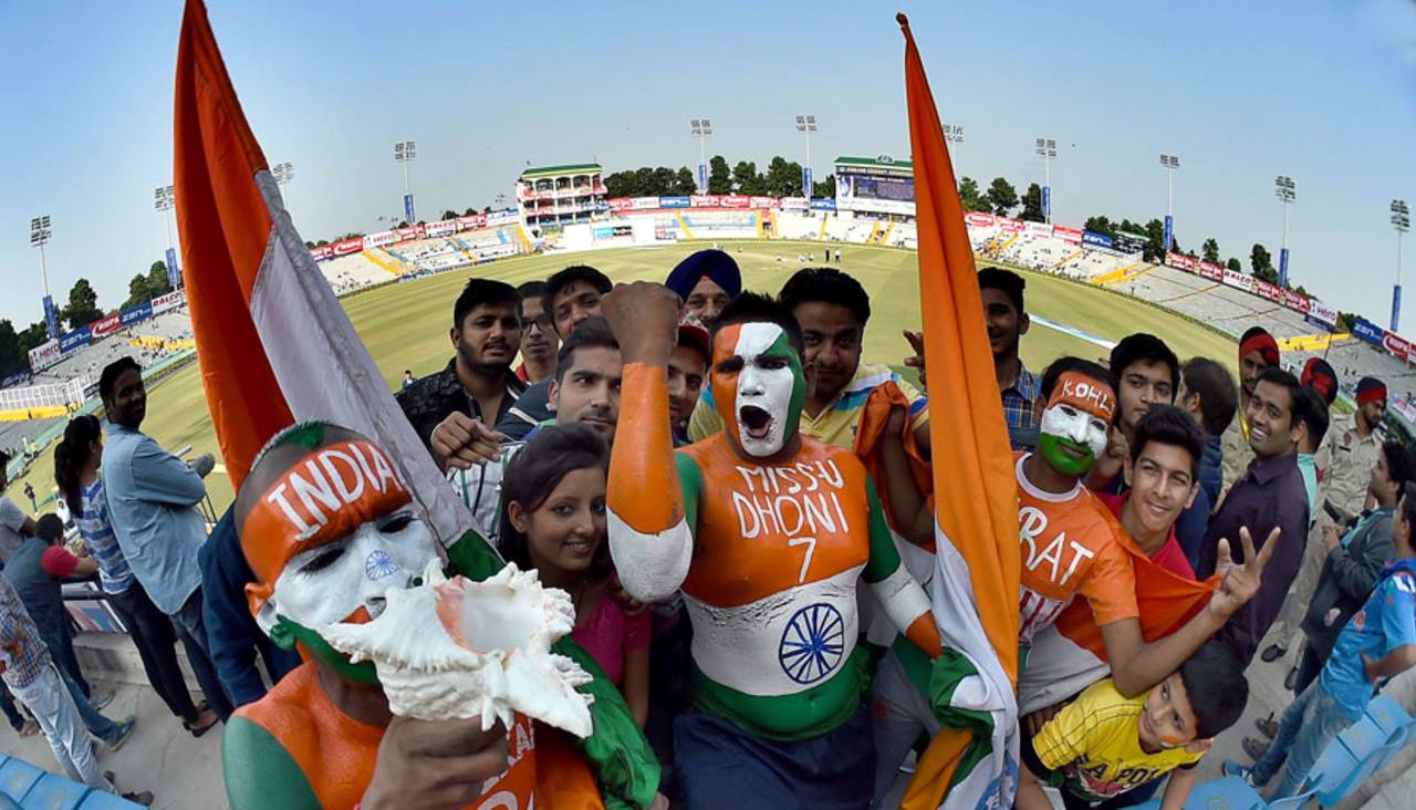 The fans make their presence felt in Mohali, India v South Africa, 1st Test, Mohali, 2nd day, November 6, 2015
