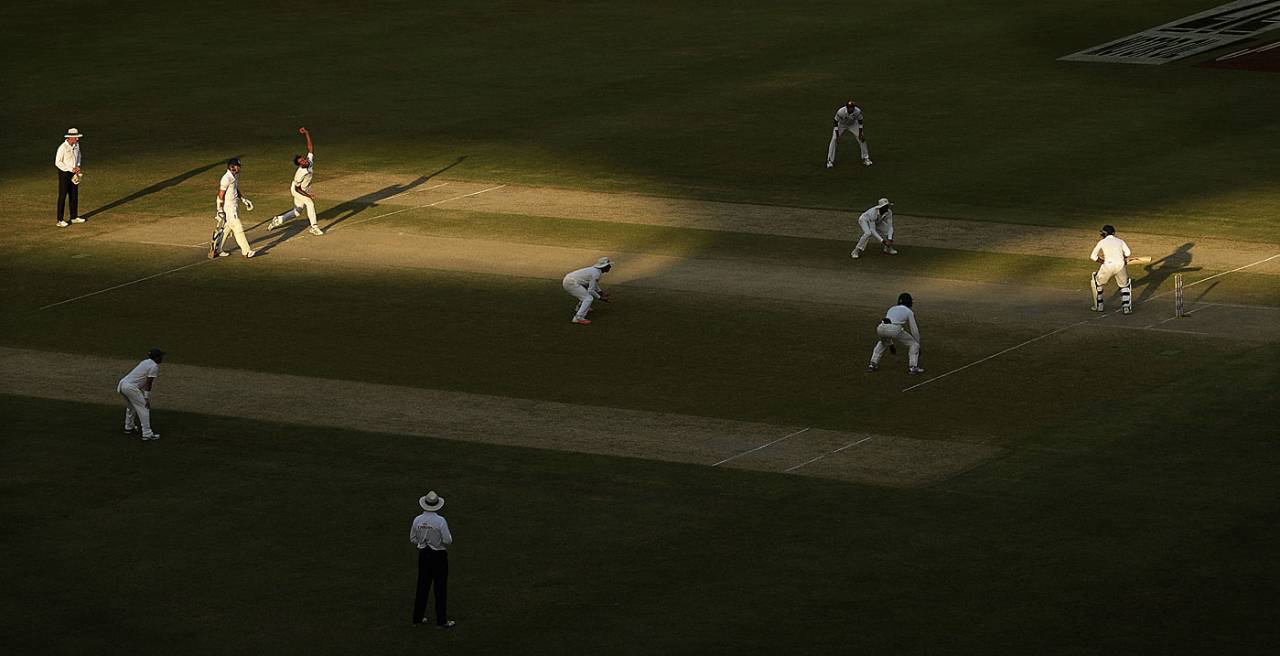 Sunset boulevard: a tiny strip of sunlight finds its way onto the pitch as Wahab Riaz bowls&nbsp;&nbsp;&bull;&nbsp;&nbsp;Philip Brown