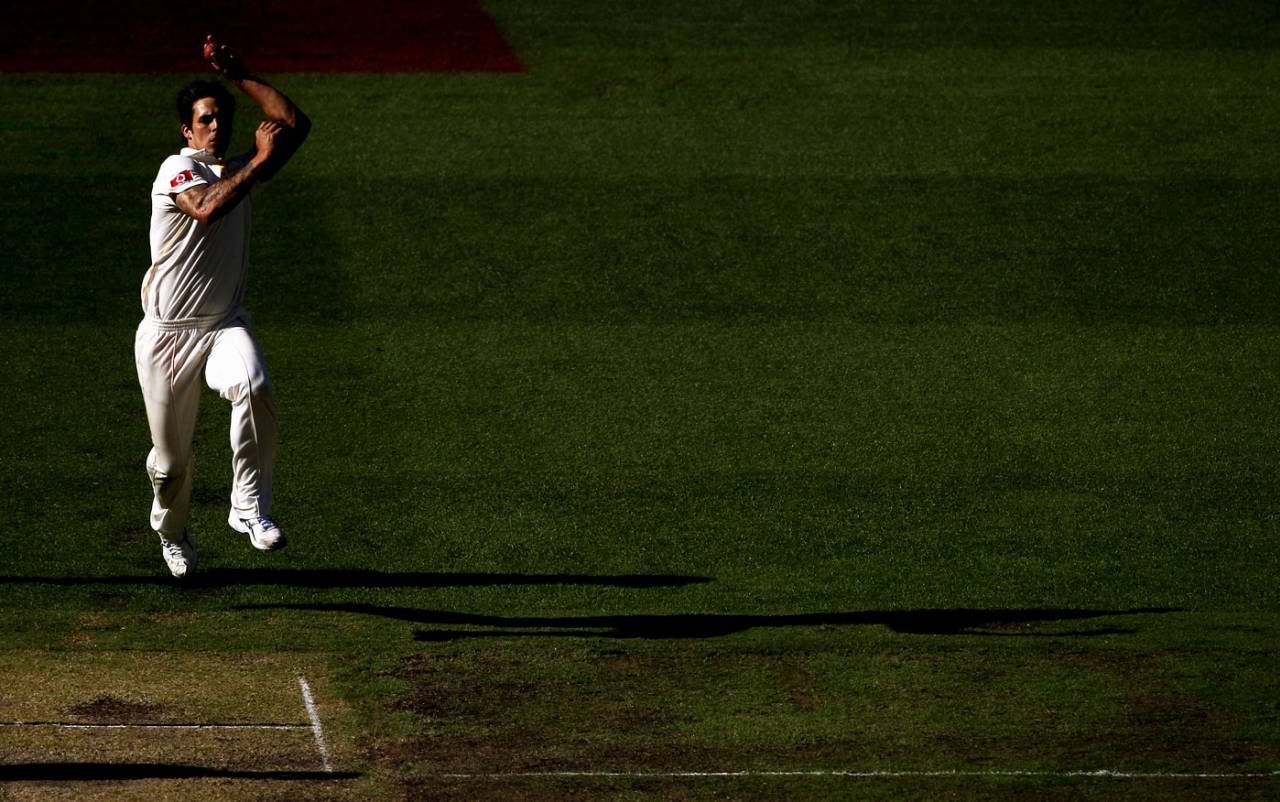 Mitchell Johnson bowls, Australia v England, 4th Test, Melbourne, 2nd day, December 27, 2010 