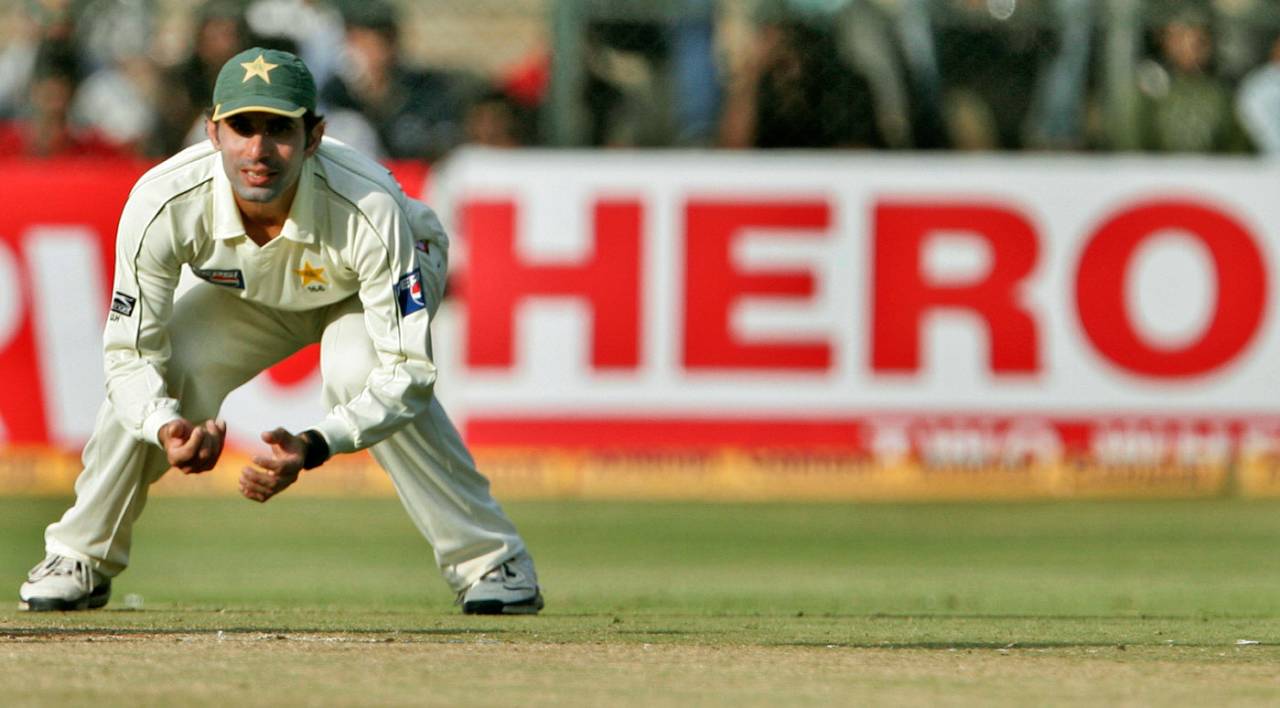 Misbah-ul-Haq fields, India v Pakistan, 3rd Test, Bangalore, 4th day, December 11, 2007 

