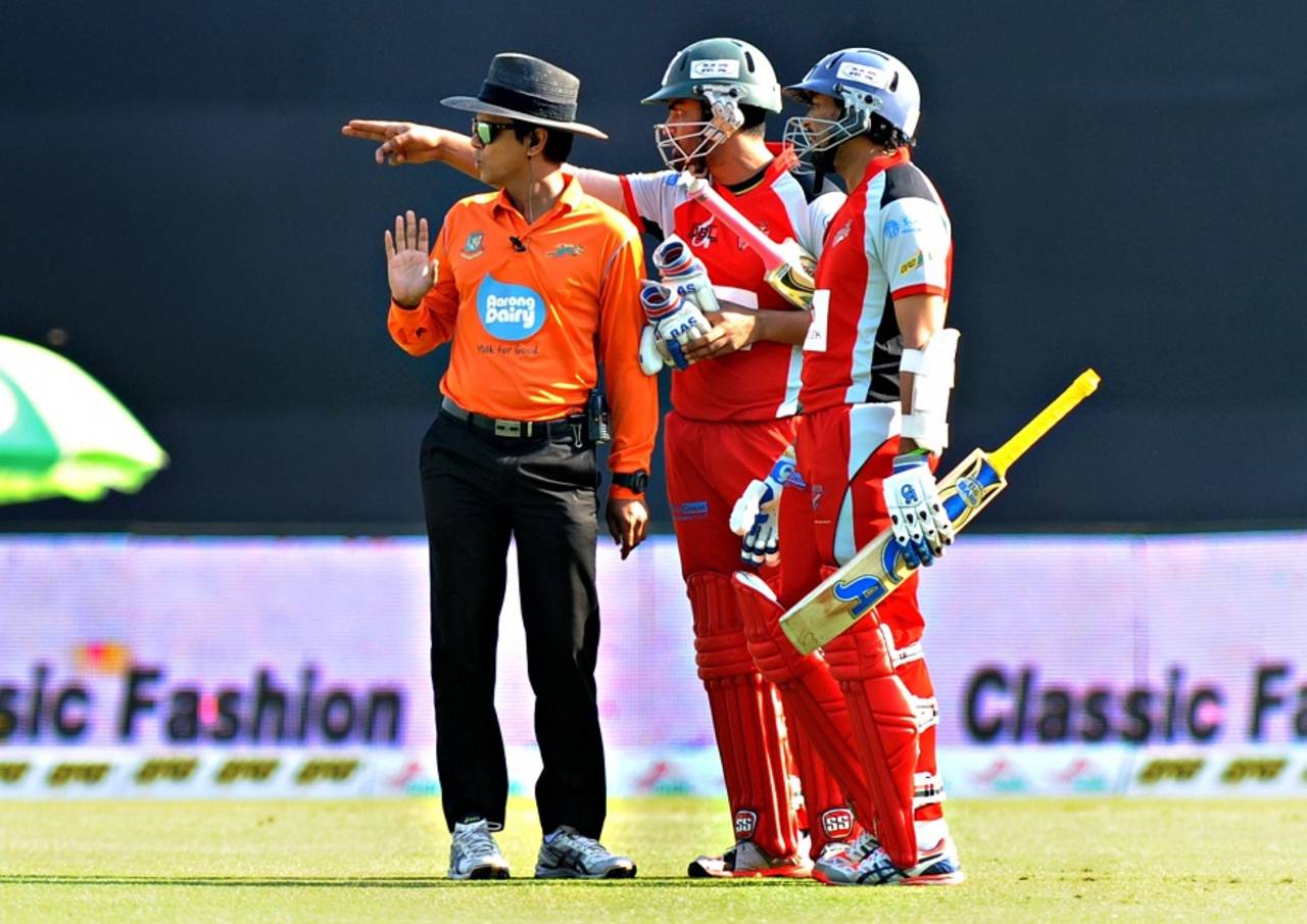 Tamim Iqbal and Tillakaratne Dilshan walked off after spotting two Sylhet players - Josh Cobb and Ravi Bopara - playing without NOCs&nbsp;&nbsp;&bull;&nbsp;&nbsp;Daily Kaler Kantho