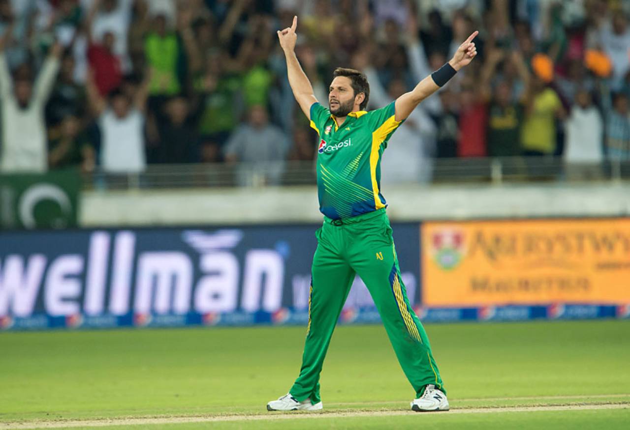 Shahid Afridi caused England problems as he took 3 for 15, Pakistan v England, 2nd T20, Dubai, November 27, 2015