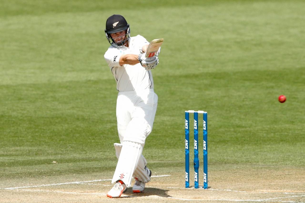 Kane Williamson brings out the pull shot, New Zealand v Sri Lanka, 2nd Test, Hamilton, 3rd day, December 20, 2015