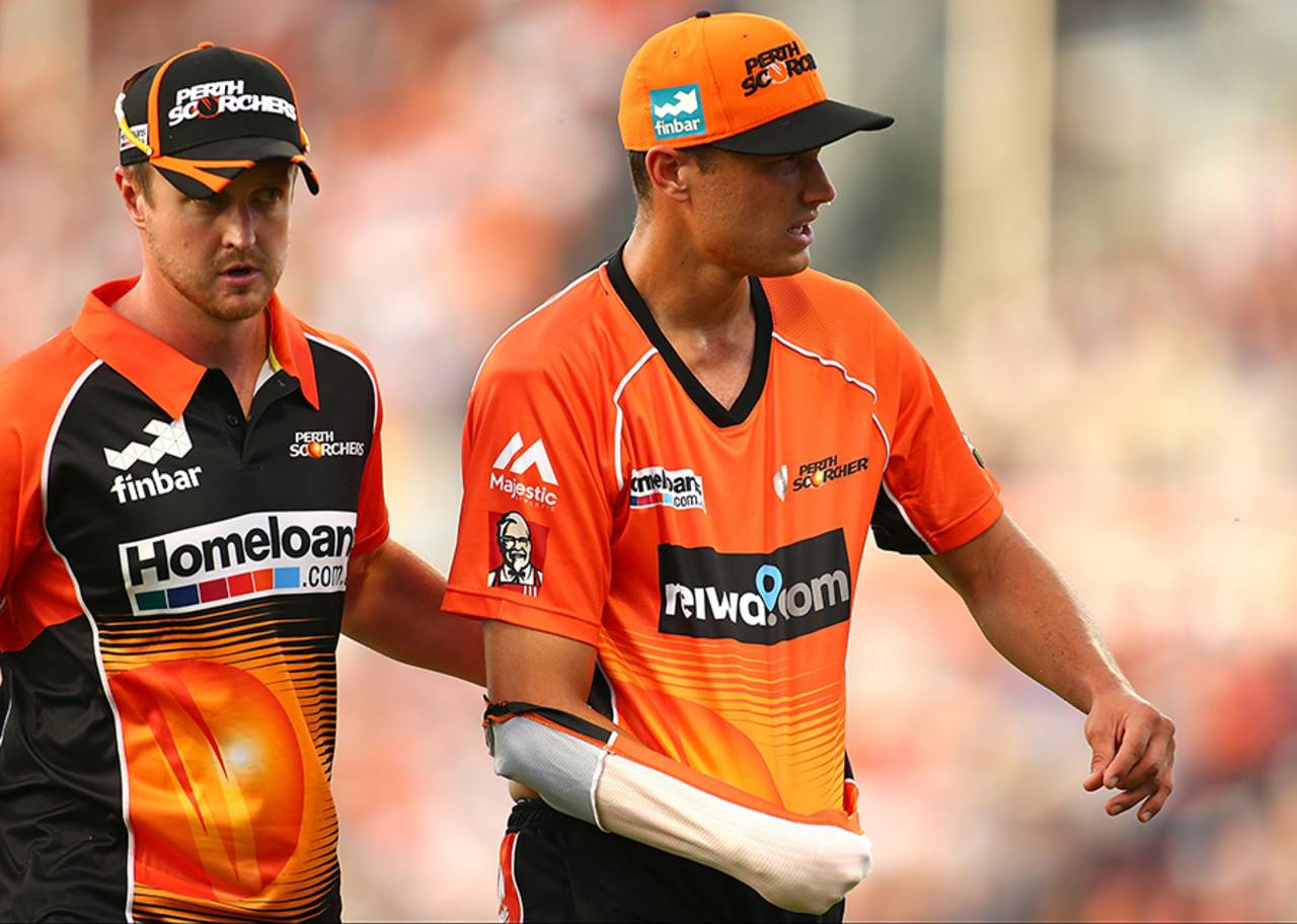 Nathan Coulter-Nile walks off the field after injuring his shoulder, Perth Scorchers v Adelaide Strikers, Big Bash League 2015-16, Perth, December 21, 2015