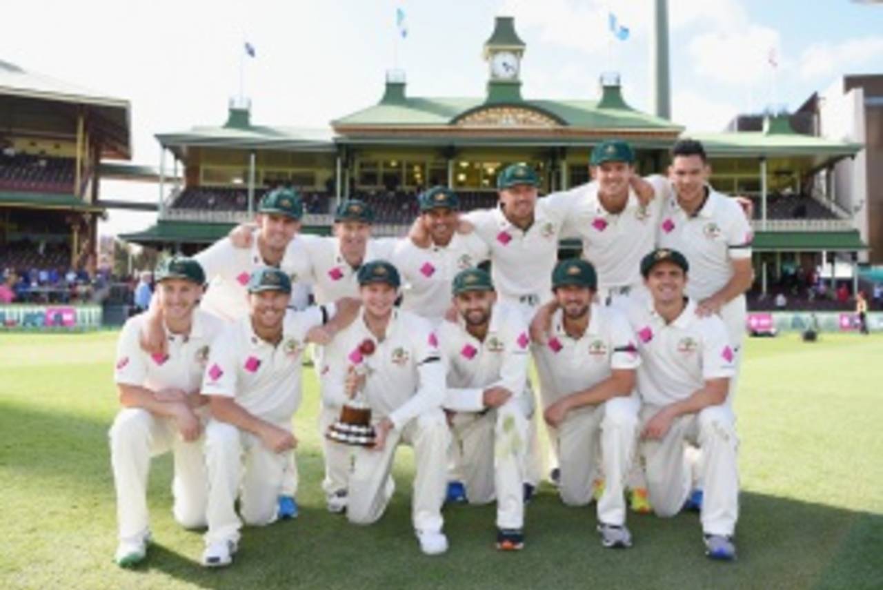 The victorious Australia side pose with the Frank Worrell Trophy, Australia v West Indies, 3rd Test, Sydney, 5th day, January 7, 2016