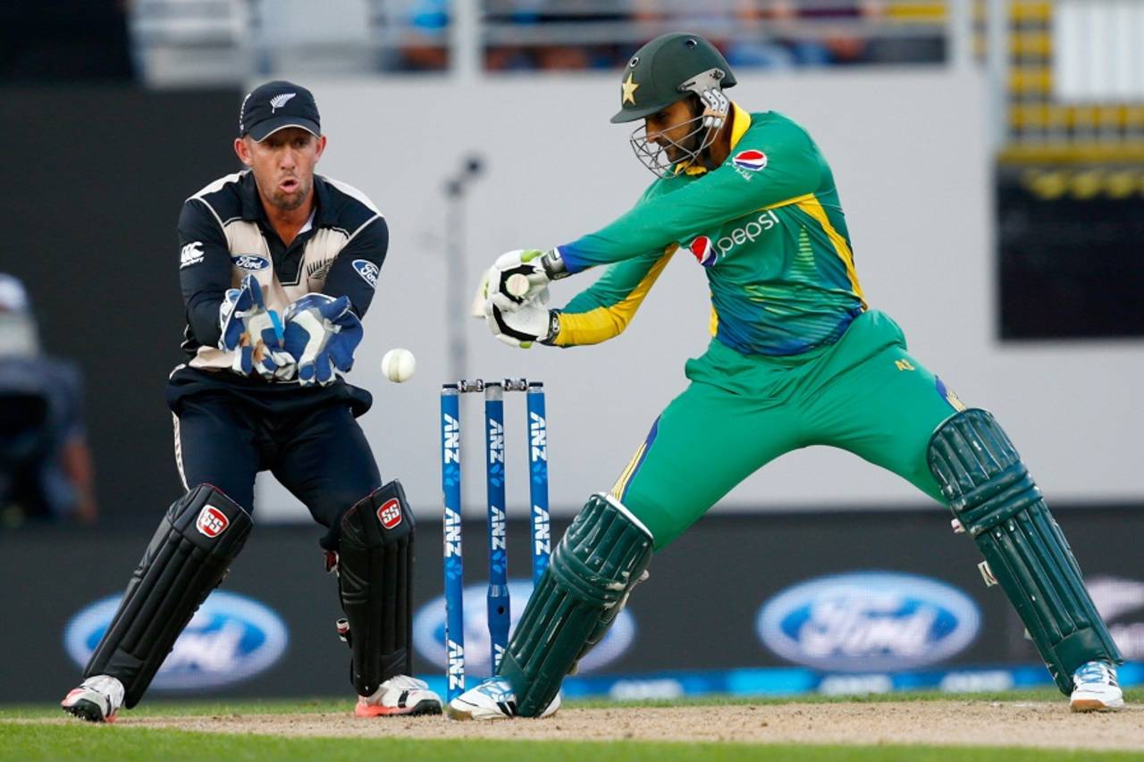 Shoaib Malik goes back to play a cut, New Zealand v Pakistan, 1st T20I, Auckland, January 15, 2016