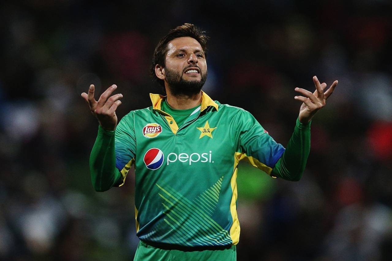 Shahid Afridi talks to a team-mate, New Zealand v Pakistan, 2nd T20I, Hamilton, January 17, 2016