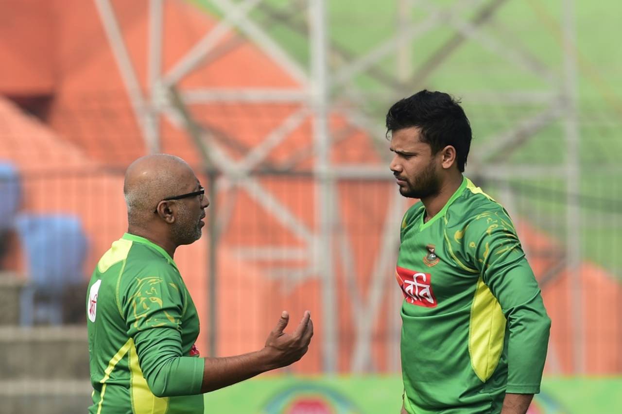 Chandika Hathurusingha and Mashrafe Mortaza have a chat, Khulna, January, 19, 2016