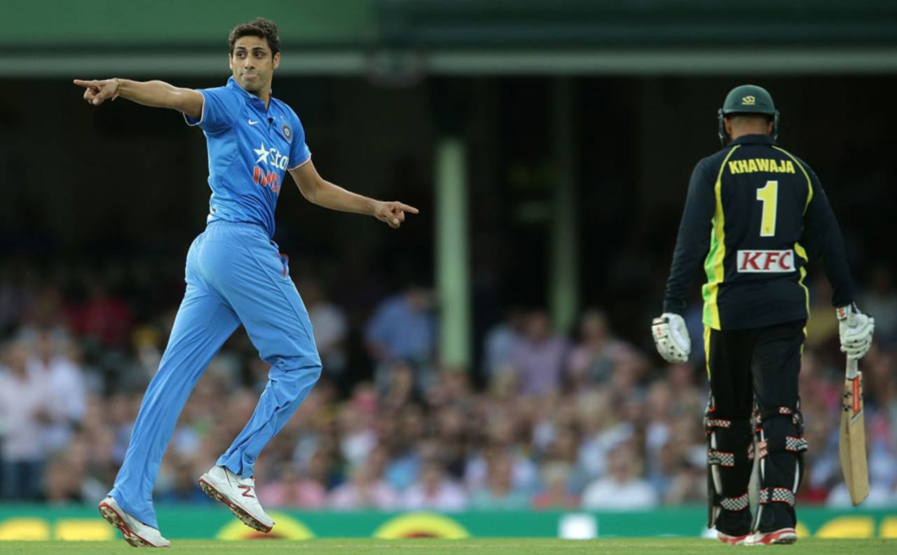 Ashish Nehra celebrates the wicket of Usman Khawaja, Australia v India, 3rd T20I, Sydney, January 31, 2016