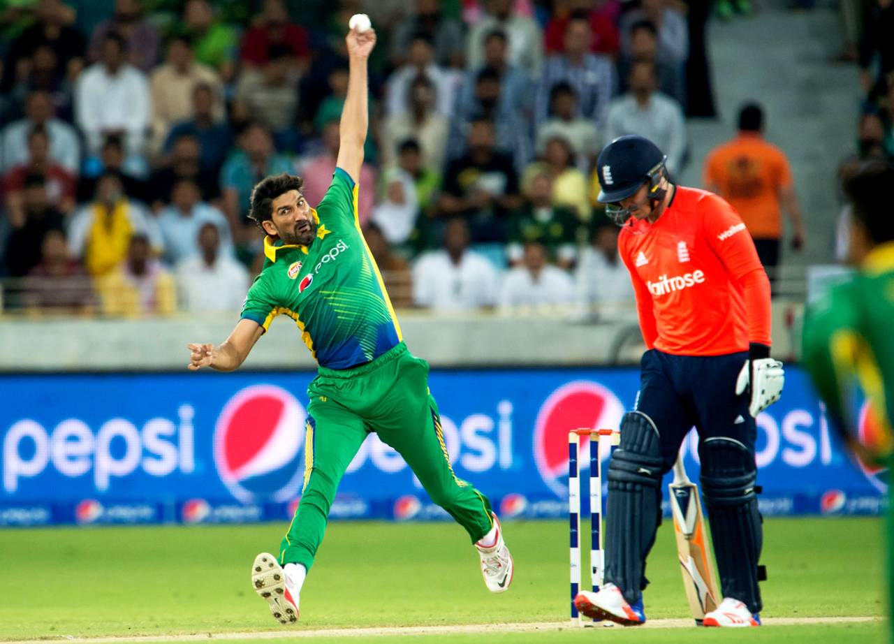 Sohail Tanvir bowls, Pakistan v England, 2nd T20, Dubai, November 27, 2015