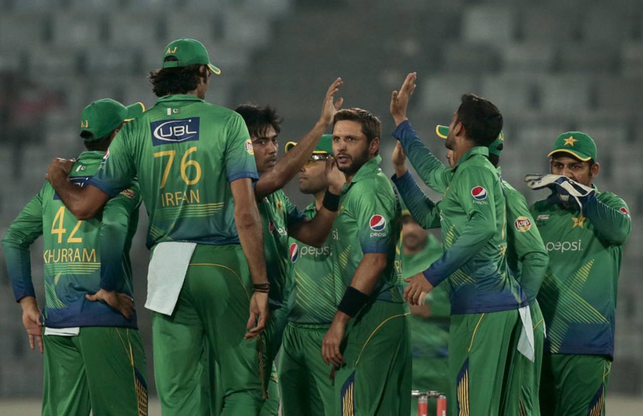 The Pakistan players get together after a wicket, Pakistan v UAE, Asia Cup, Mirpur, February 29, 2016