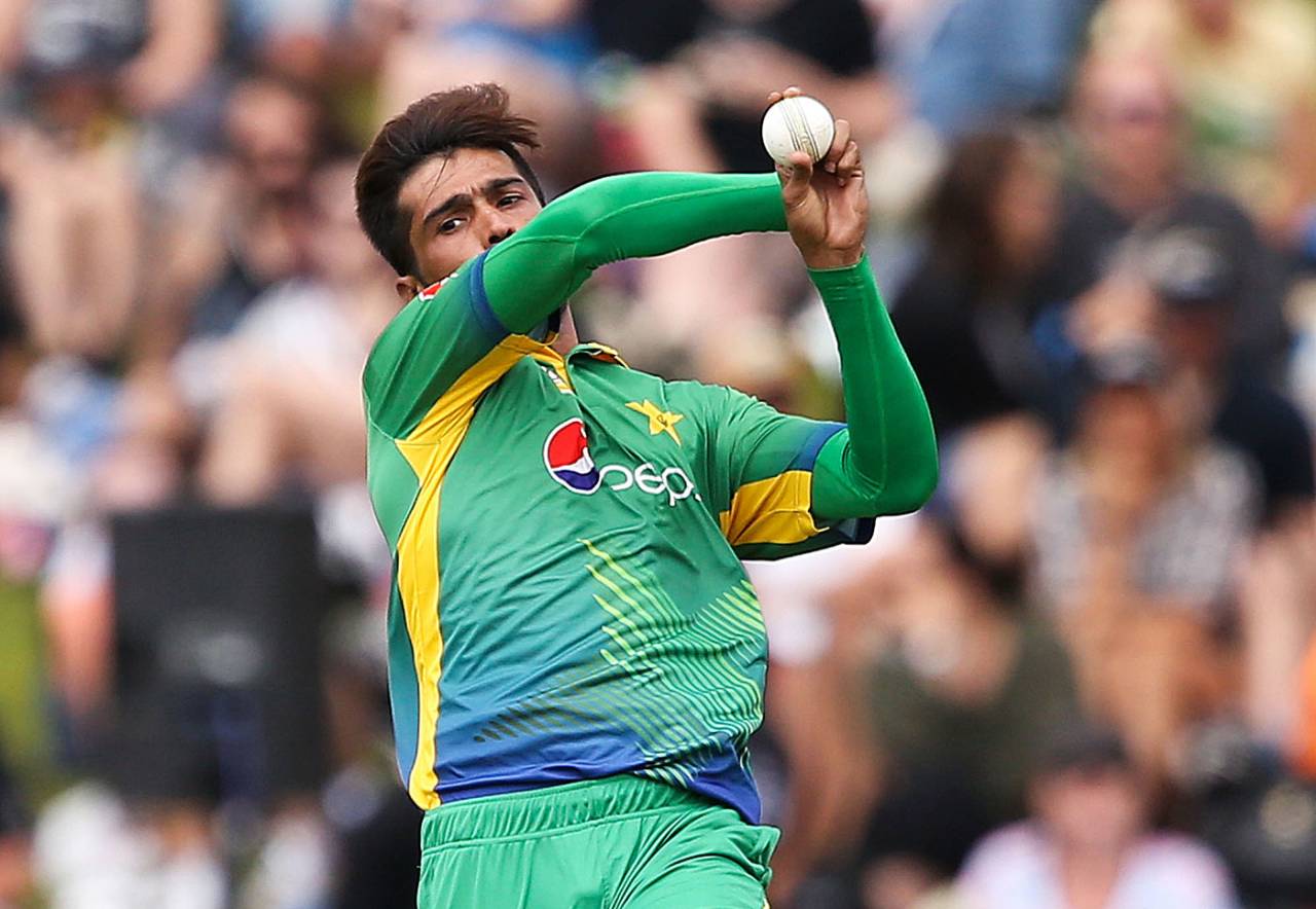 Mohammad Amir in his delivery stride, New Zealand v Pakistan, 1st ODI, Basin Reserve, Wellington, January 25, 2016