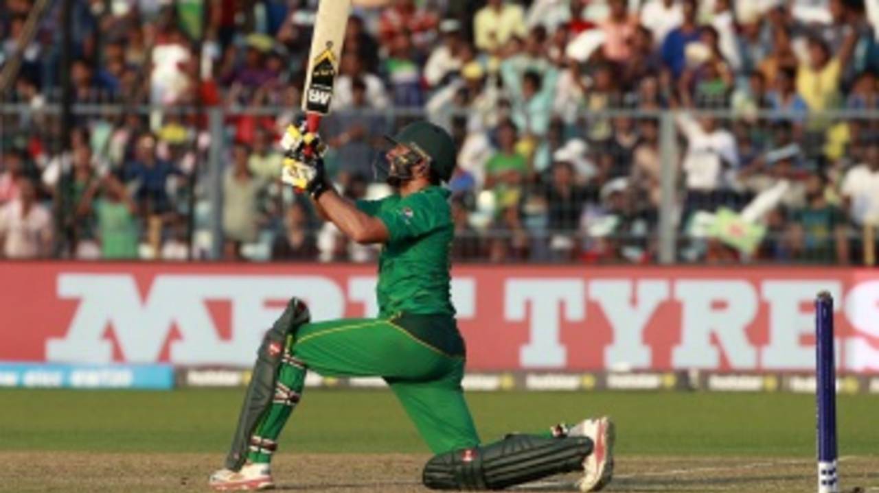 Shahid Afridi muscles one down the ground, Bangladesh v Pakistan, World T20 2016, Group 2, Kolkata, March 16, 2016