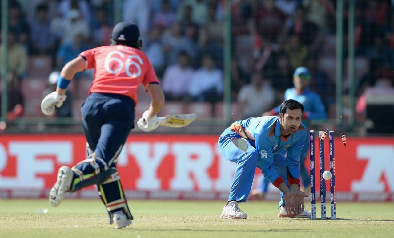 Despite dislodging the bails before receiving the ball, Mohammad Nabi reacted quickly to run out Joe Root&nbsp;&nbsp;&bull;&nbsp;&nbsp;Getty Images