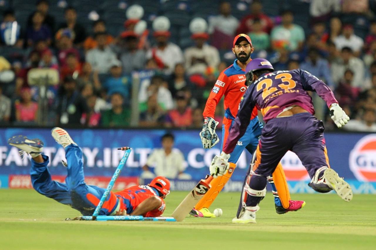 Saurabh Tiwary is caught short of his crease after Suresh Raina breaks the stumps, Rising Pune Supergiants v Gujarat Lions, IPL 2016, Pune, April 29, 2016