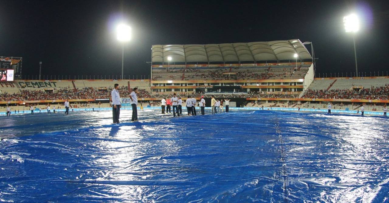Royal Challengers Bangalore elected to bowl after rain delayed the start of play by an hour in Hyderabad&nbsp;&nbsp;&bull;&nbsp;&nbsp;BCCI