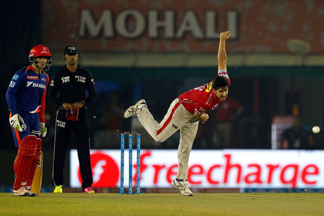 Mohit Sharma conceded only seven runs in his last two overs, Kings XI Punjab v Delhi Daredevils, IPL 2016, Mohali, May 7, 2016