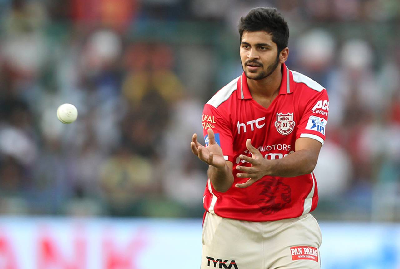Shardul Thakur collects the ball, Delhi Daredevils v Kings XI Punjab, IPL 2015, Delhi, May 1, 2015