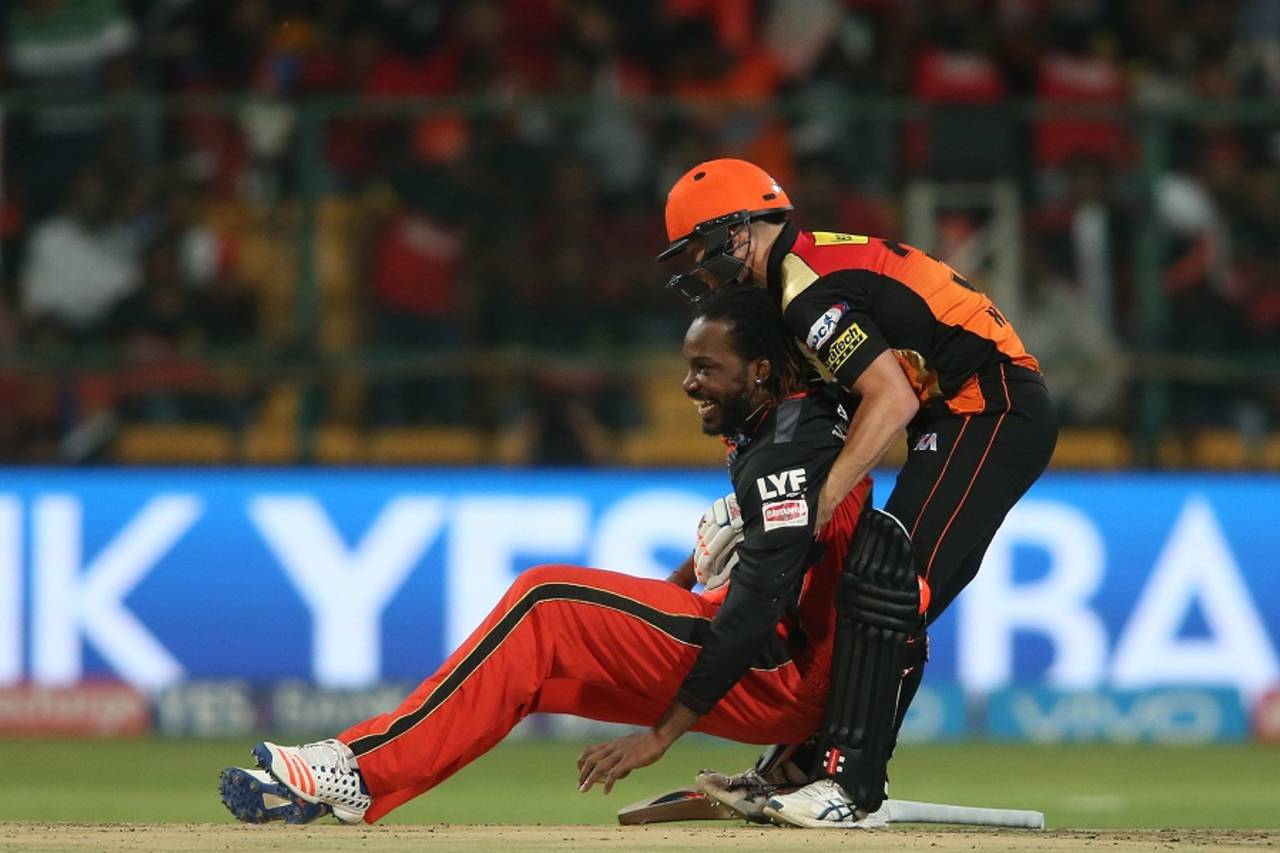 David Warner helps Chris Gayle get back on his feet, Royal Challengers Bangalore v Sunrisers Hyderabad, IPL 2016, final, Bangalore, May 29, 2016
