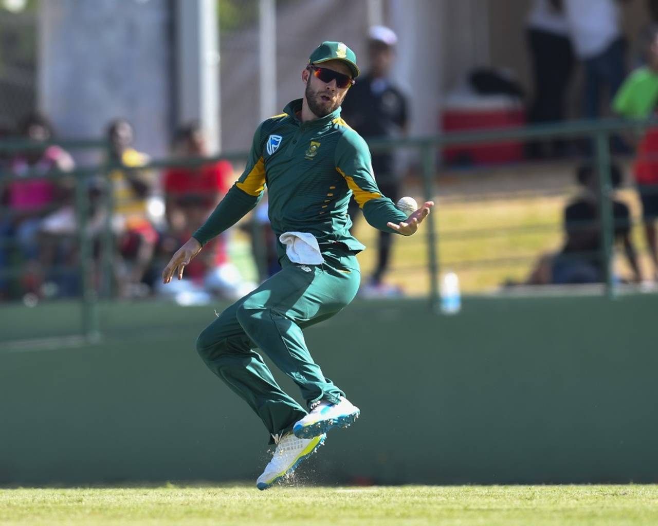 AB de Villiers drops a catch, Australia v South Africa, 4th match, ODI tri-series, St Kitts