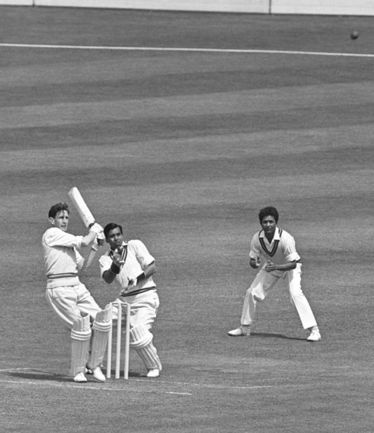 Donald Carr donning the MCC colours pulls a short ball against Pakistan at Lord's&nbsp;&nbsp;&bull;&nbsp;&nbsp;PA Photos