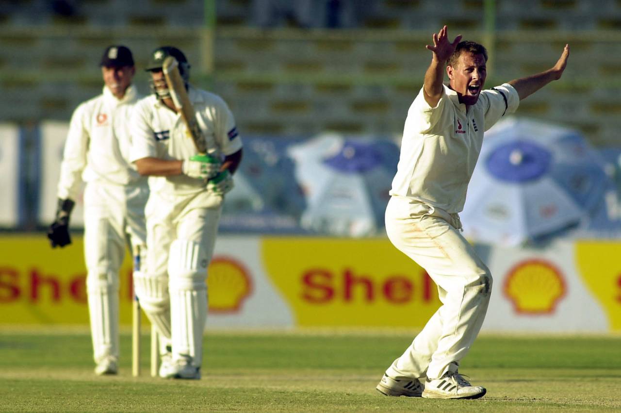Marcus Trescothick unsuccessfully appeals for the wicket of Inzamam-ul-Haq, Pakistan v England, 3rd Test, Karachi, 1st day, December 7, 2000