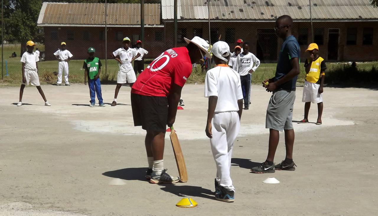 Zimbabwe batsman Tino Mawoyo conducts a coaching clinic at the Ramah Sports Academy&nbsp;&nbsp;&bull;&nbsp;&nbsp;Ramah Sports Academy