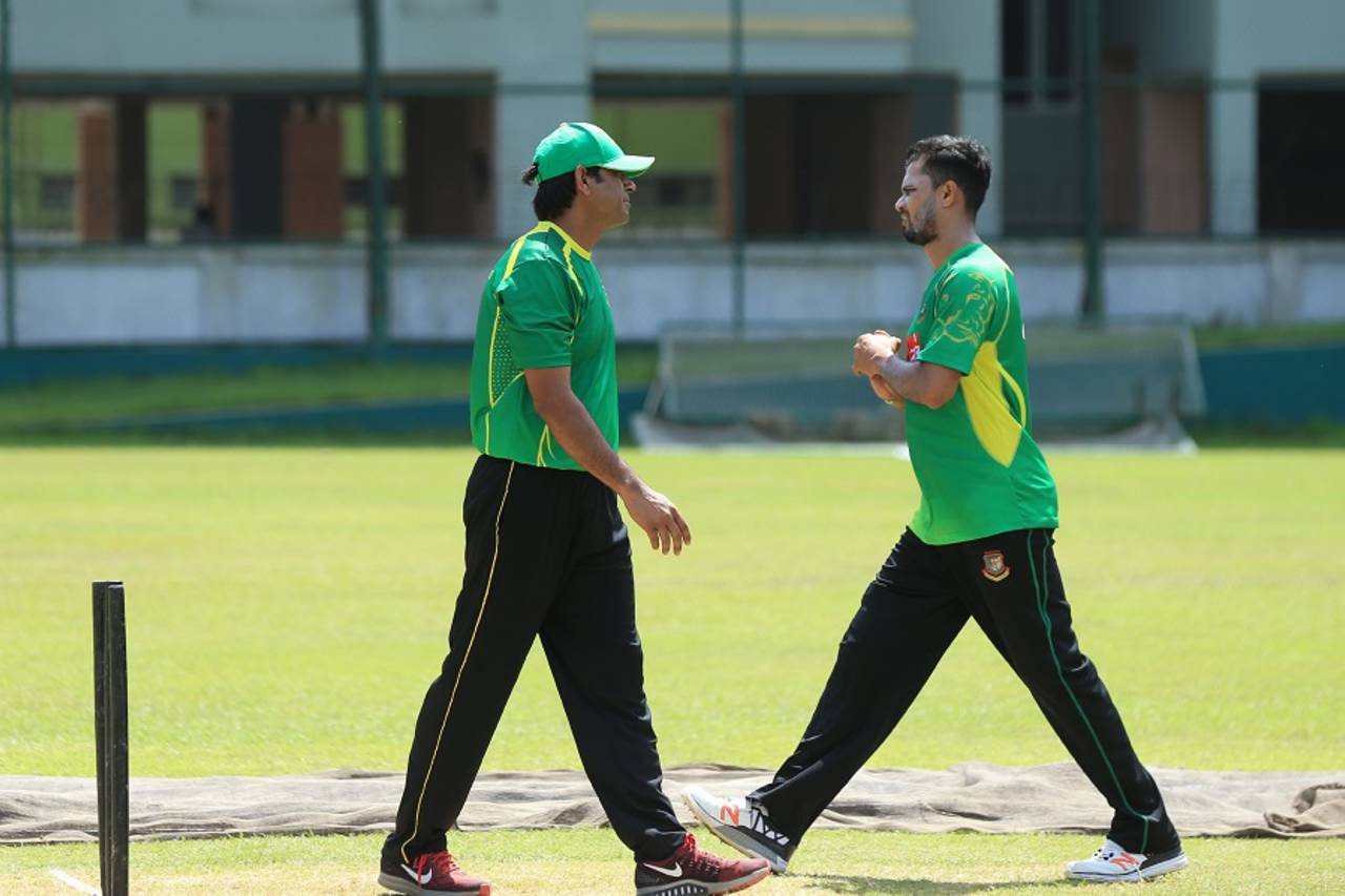 Aaqib Javed has a chat with Mashrafe Mortaza, Mirpur, August 4, 2016
