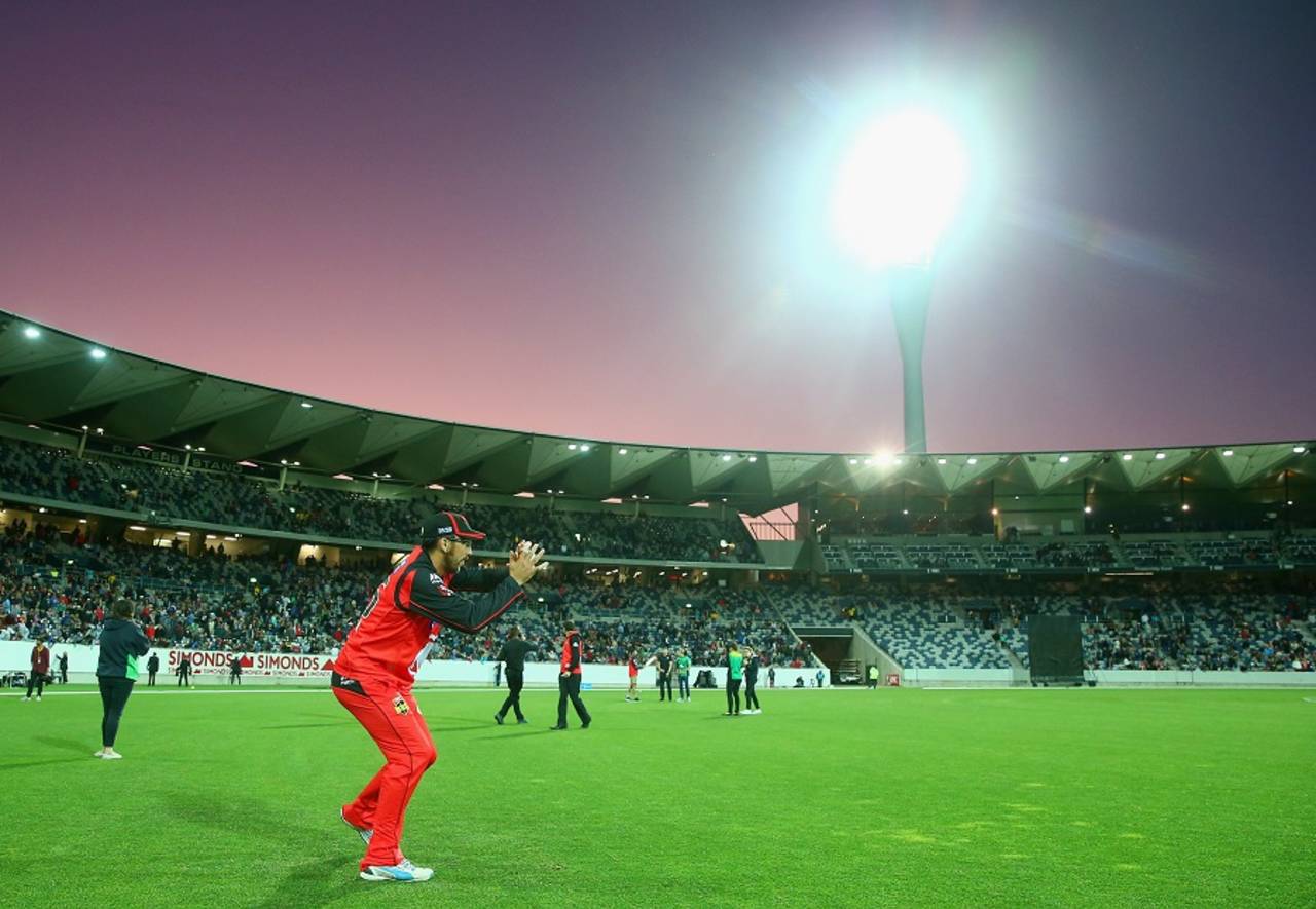 Players warm up ahead of a BBL practice match at Kardinia Park, Geelong, December 11, 2015
