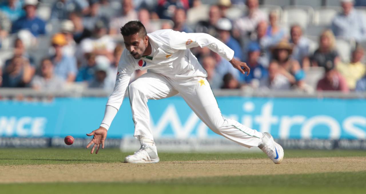 Mohammad Amir fields a ball, England v Pakistan, 4th Test, The Oval, 3rd day, August 13, 2016