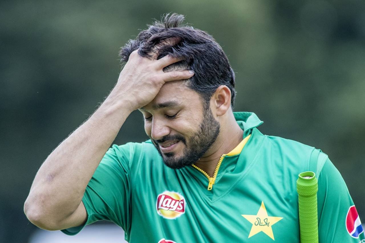 Azhar Ali vents his disappointment, England v Pakistan, 5th ODI, Cardiff, September 4, 2016