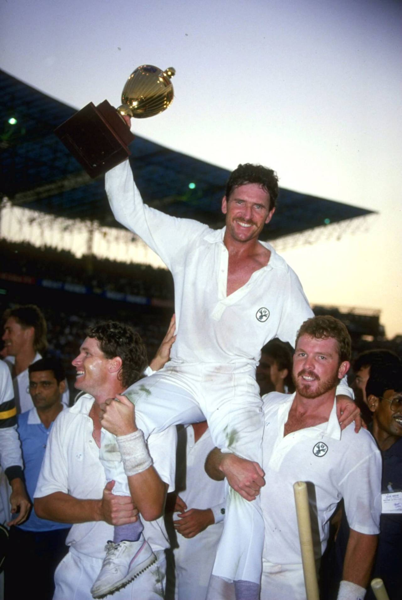 Allan Border holds the World Cup aloft, Calcutta, November 1987