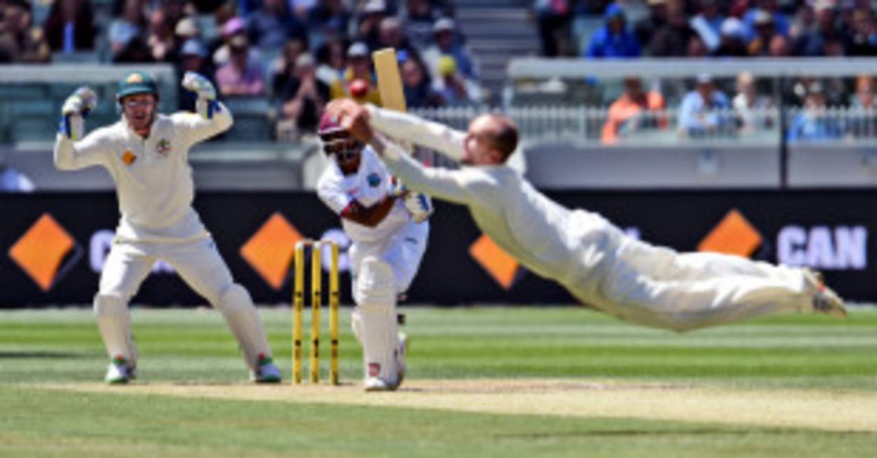Nathan Lyon attempts a diving catch of his own bowling, Australia v West Indies, 2nd Test, Melbourne, 2nd day, December 27, 2015