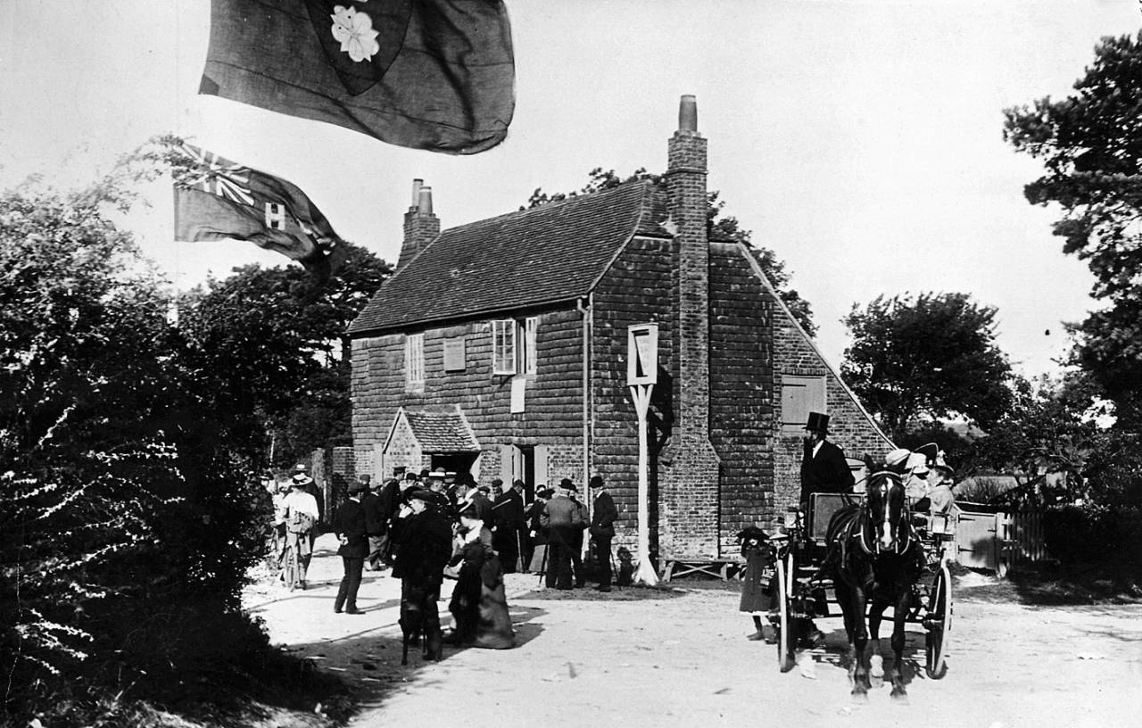 The Bat and Ball pub in 1908, near the Broadhalfpenny Down ground&nbsp;&nbsp;&bull;&nbsp;&nbsp;Hulton Archive