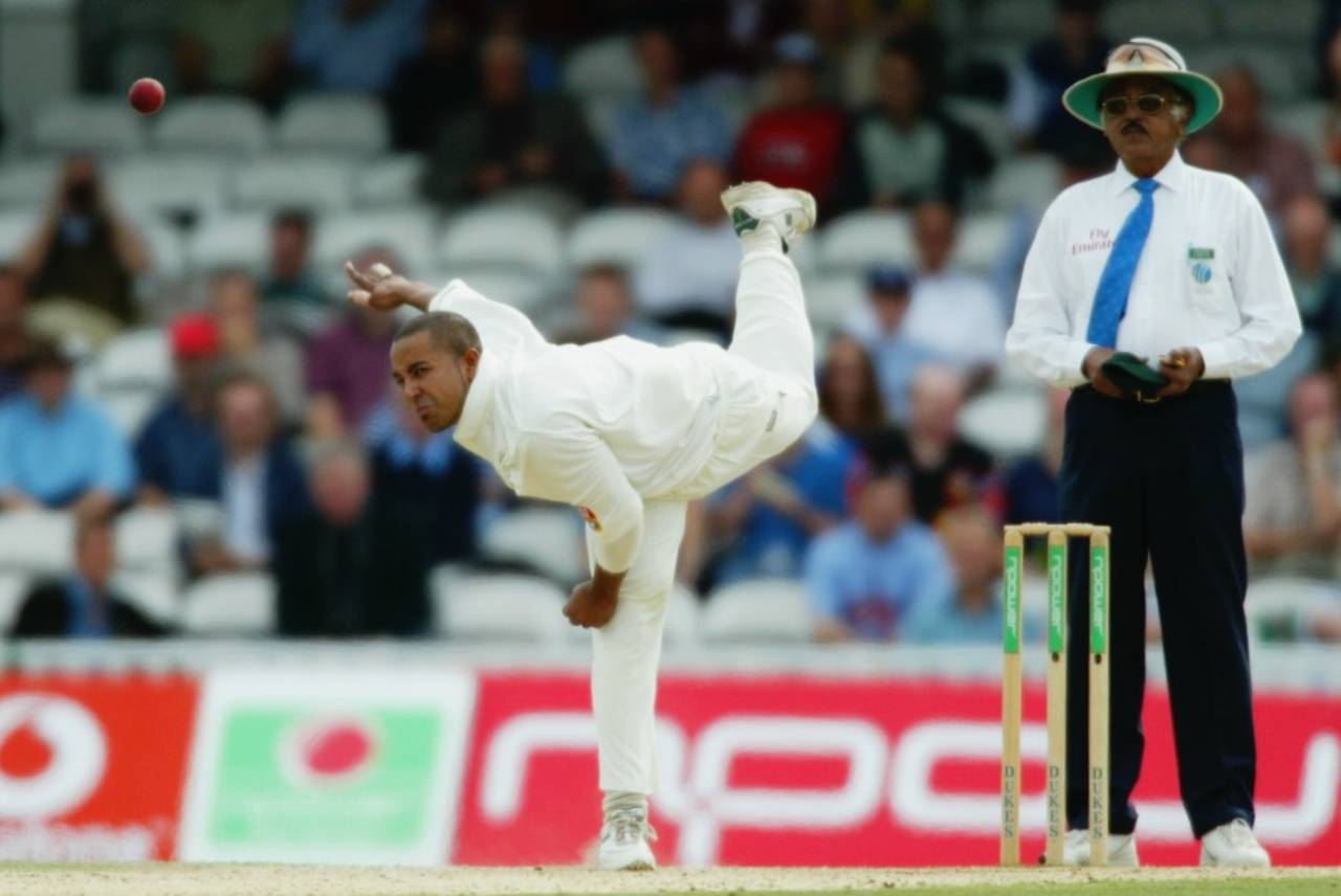 Paul Adams in his delivery stride, England v South Africa, Fifth Test, Oval, 4th day, September 7, 2003