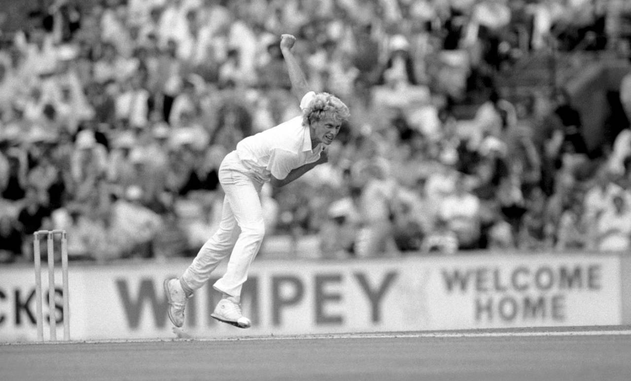 Graham Dilley bowls, England v New Zealand, 3rd Test, The Oval, 2nd day, August 22, 1986