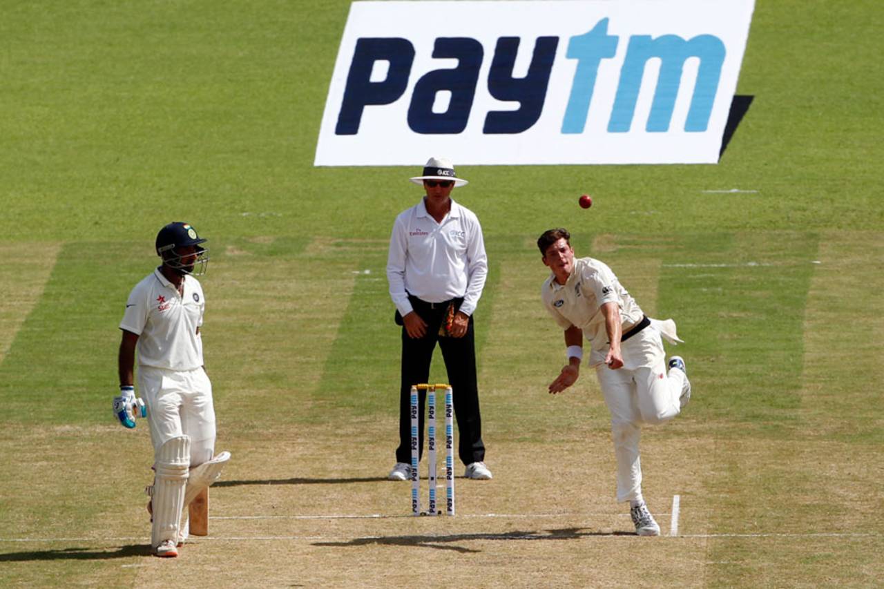 Mitchell Santner has a bowl, India v New Zealand, 2nd Test, Kolkata, 1st day, September 30, 2016
