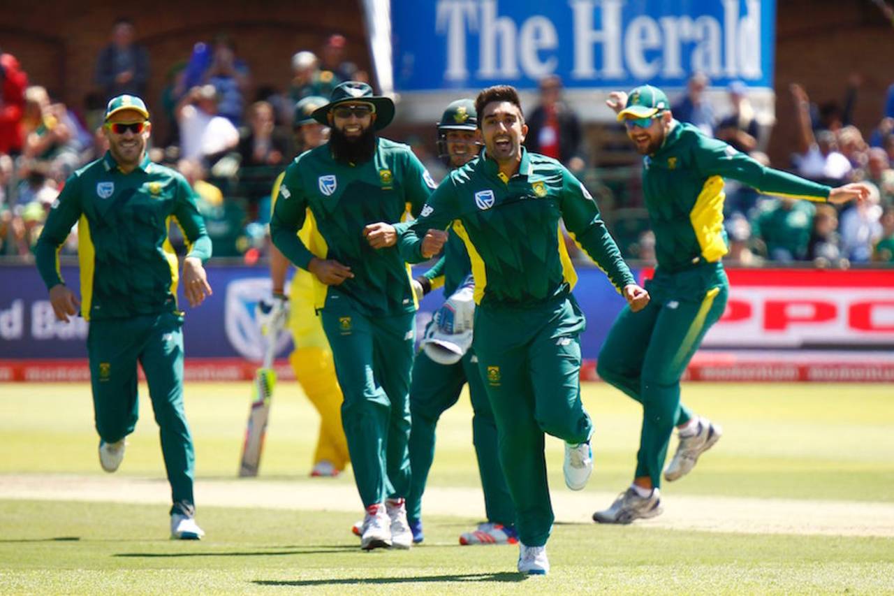 The South Africans chase after Tabraiz Shamsi, who struck twice in an over, South Africa v Australia, 4th ODI, Port Elizabeth, October 9, 2016