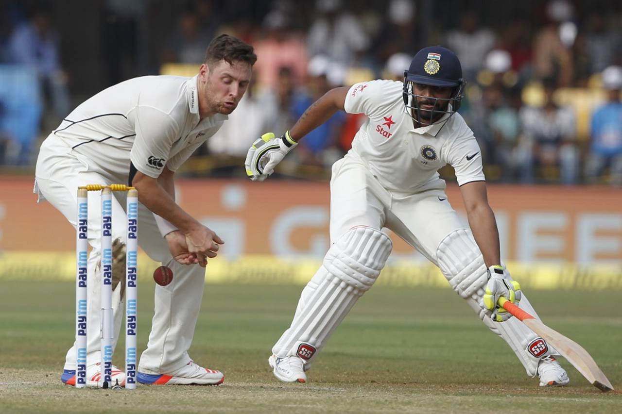 Matt Henry tries a runout of Ravindra Jadeja, India v New Zealand, 3rd Test, Indore, 2nd day, October 9, 2016
