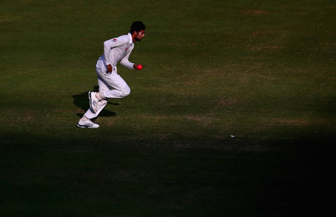 Mohammad Amir runs in to bowl, Pakistan v West Indies, 1st Test, Dubai, 5th day, October 17, 2016
