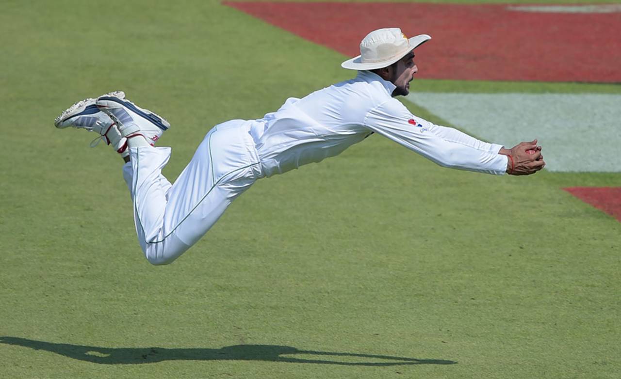 Mohammad Amir dives backwards to take a catch at covers, Pakistan v West Indies, 3rd Test, Sharjah, 2nd day, October 31, 2016