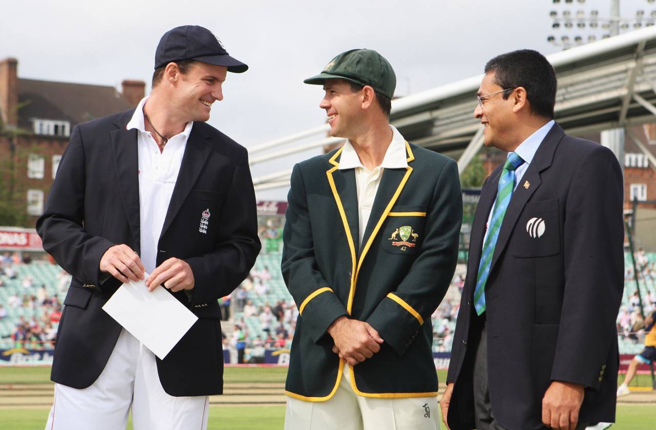 Ranjan Madugalle (right) with Ricky Ponting (centre) and Andrew Strauss at the toss at The Oval in 2009&nbsp;&nbsp;&bull;&nbsp;&nbsp;Getty Images