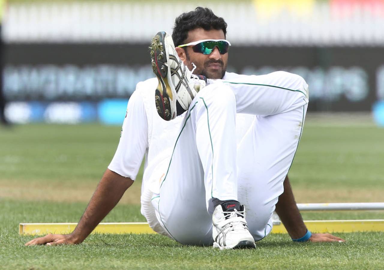 Sohail Khan takes a breather, New Zealand v Pakistan, 2nd Test, Hamilton, 2nd day, November 26, 2016