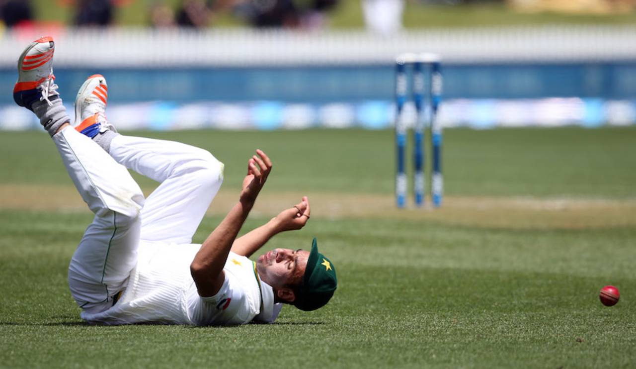 Imran Khan tumbles in the field, New Zealand v Pakistan, 2nd Test, Hamilton, 2nd day, November 26, 2016